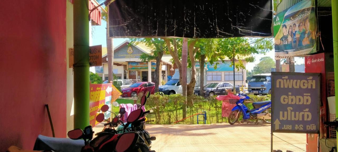 Rueangsrisiri Guesthouse 2 Сукотай Екстериор снимка