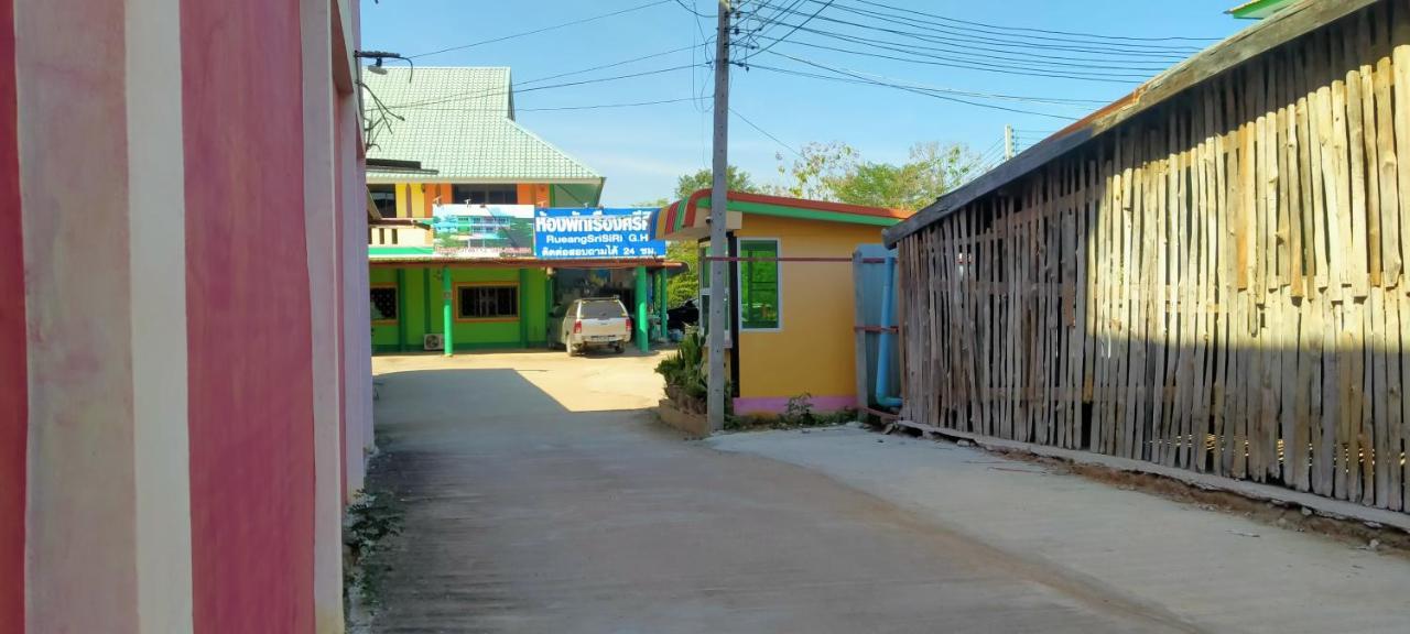 Rueangsrisiri Guesthouse 2 Сукотай Екстериор снимка