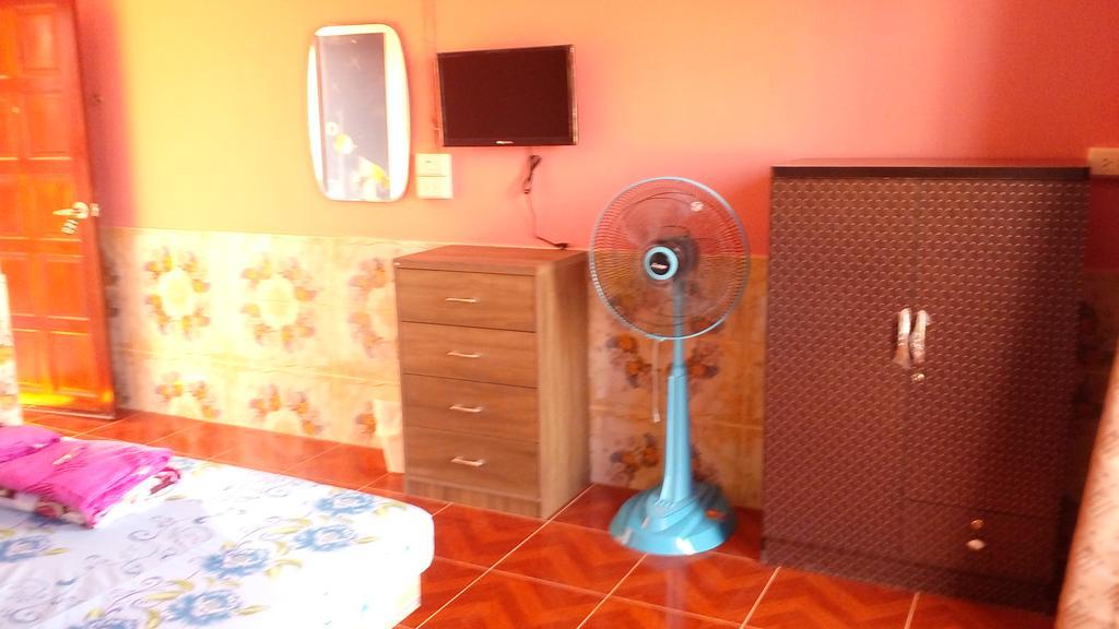 Rueangsrisiri Guesthouse 2 Сукотай Екстериор снимка