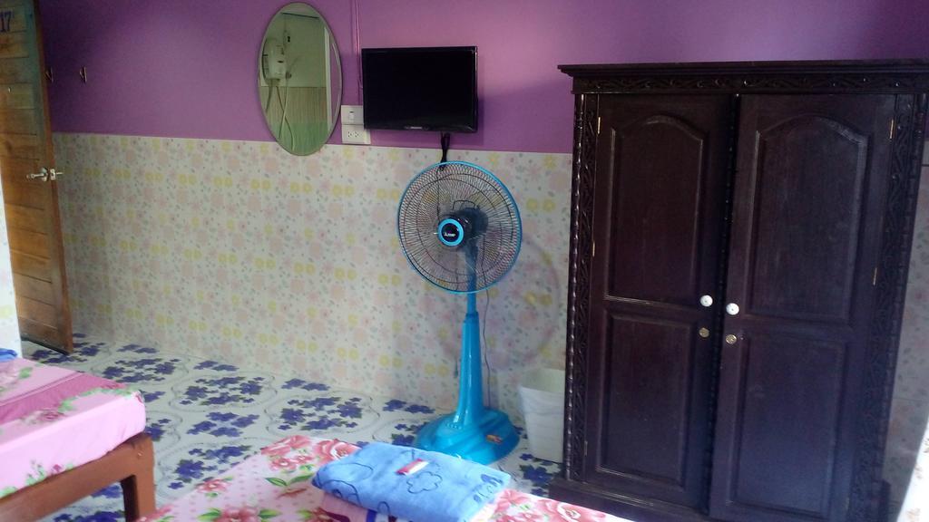 Rueangsrisiri Guesthouse 2 Сукотай Екстериор снимка