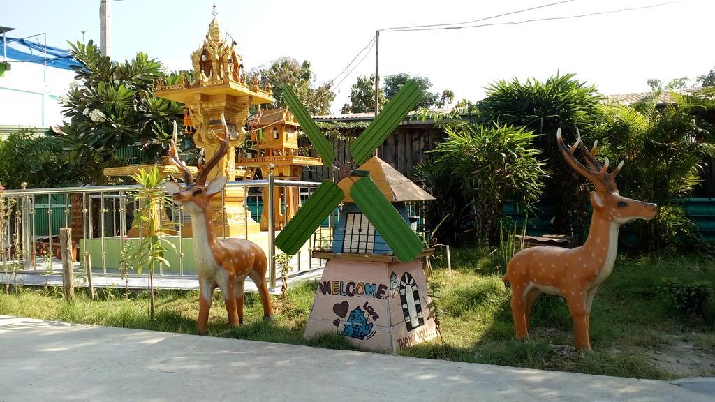 Rueangsrisiri Guesthouse 2 Сукотай Екстериор снимка
