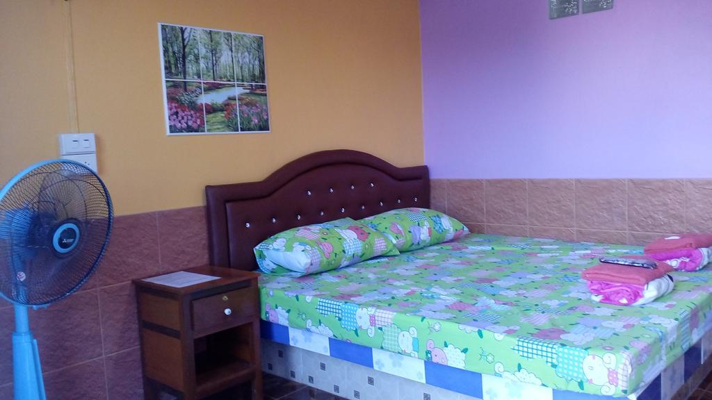 Rueangsrisiri Guesthouse 2 Сукотай Екстериор снимка